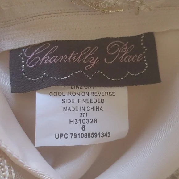 A beautiful formal Chantilly place girls dress size 6 NWOT.